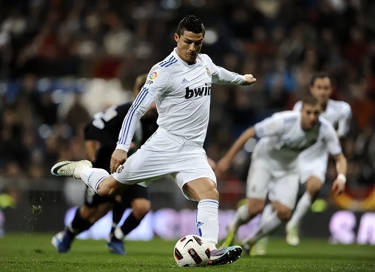 点球用脚的哪个部位,点球抽射怎么踢