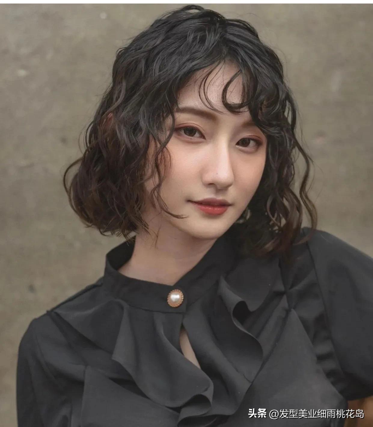 30岁洋气的超短发满头烫小卷,洋气全烫短发满头小卷