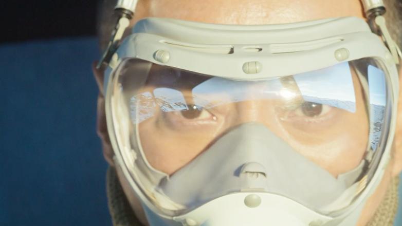 飞机挡风破裂数百人被困万米高空,玻璃破裂飞机迫降视频