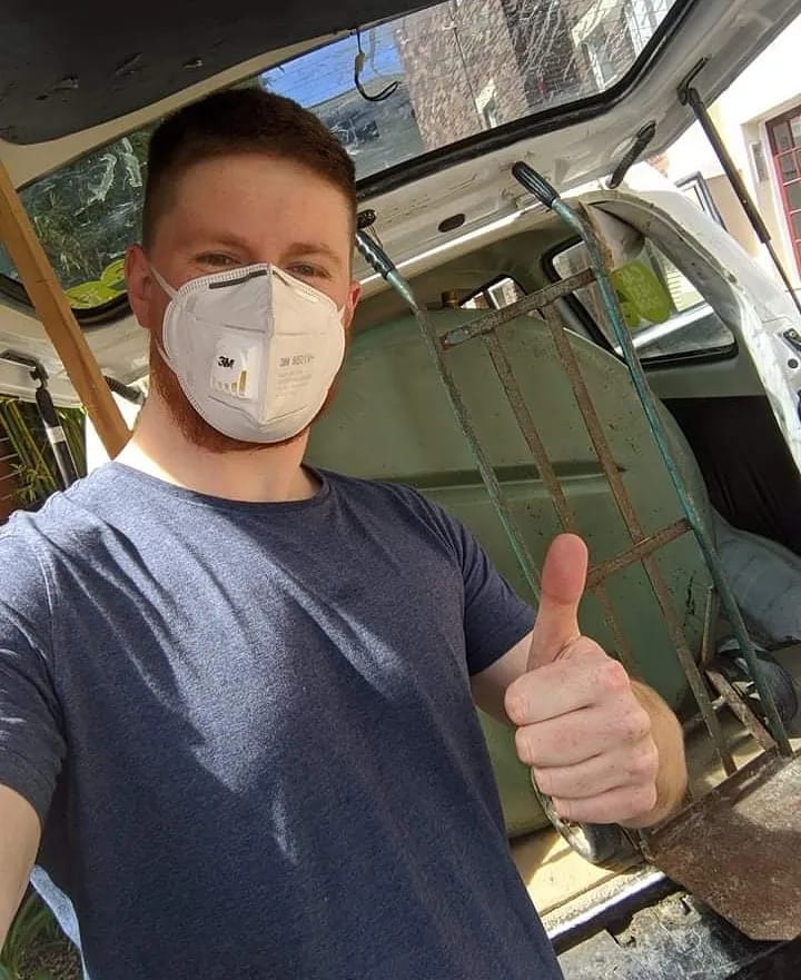 小哥为省钱在悉尼捡垃圾，年赚2万澳币，名包手机电脑随地捡？