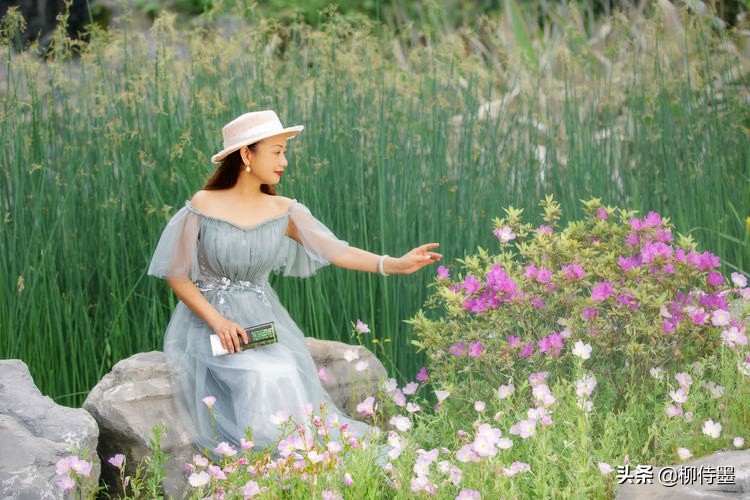 拍照不知手放哪儿？学习2句摄影口诀，姿态优雅更自然