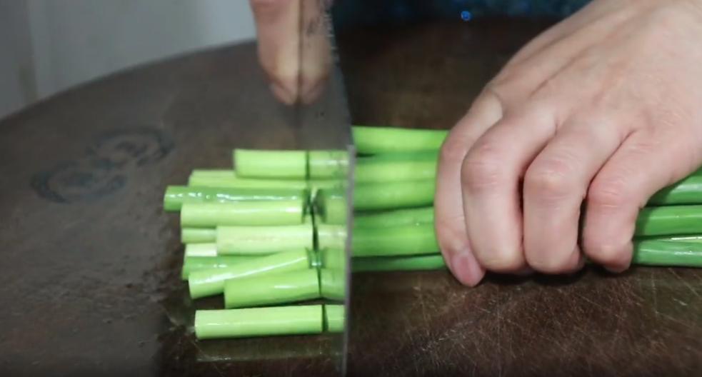 炒蒜苔怎么避免炒糊了,炒蒜苔时最忌直接焯水