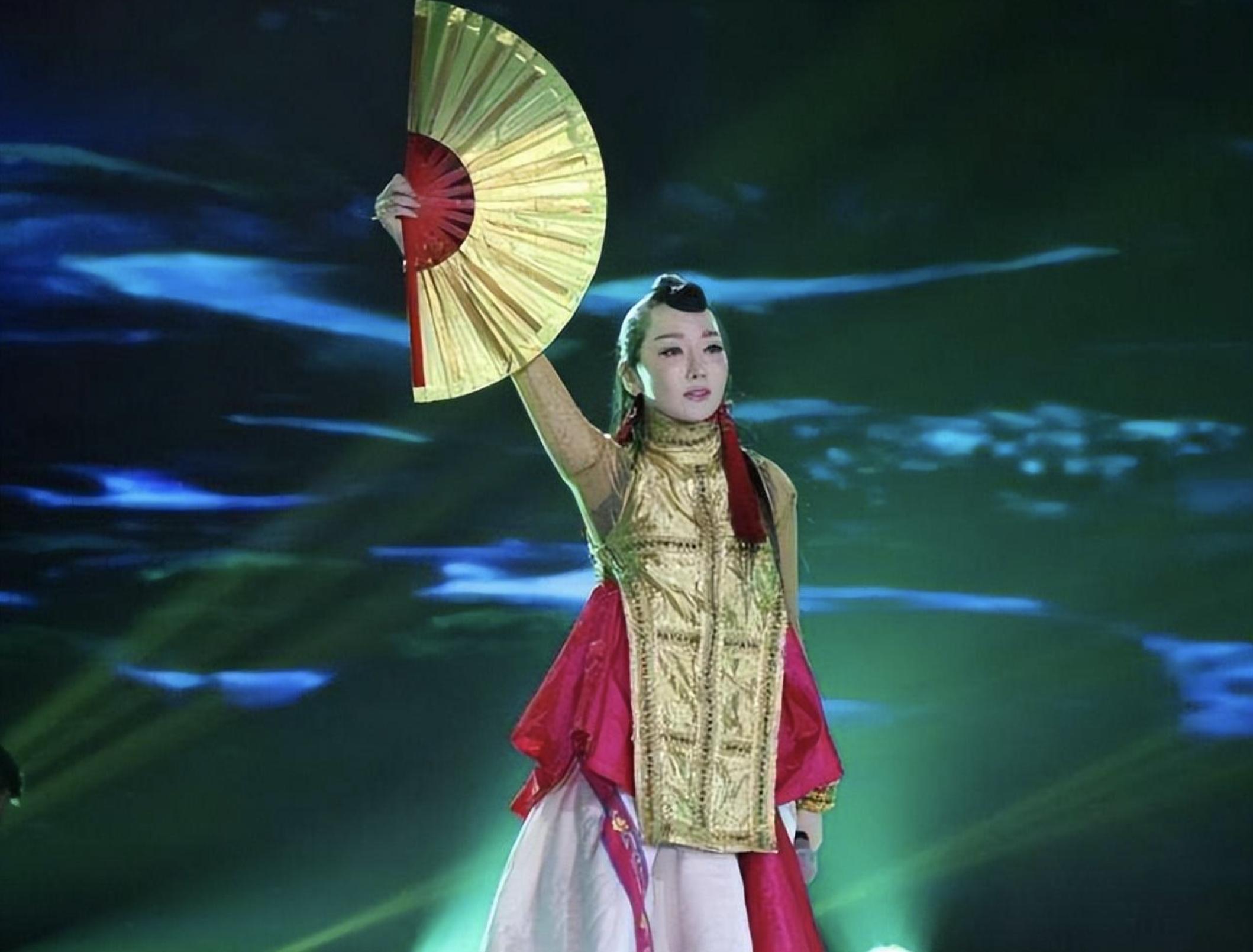 走出国门萨顶顶完整版,萨顶顶爆红后走出国门