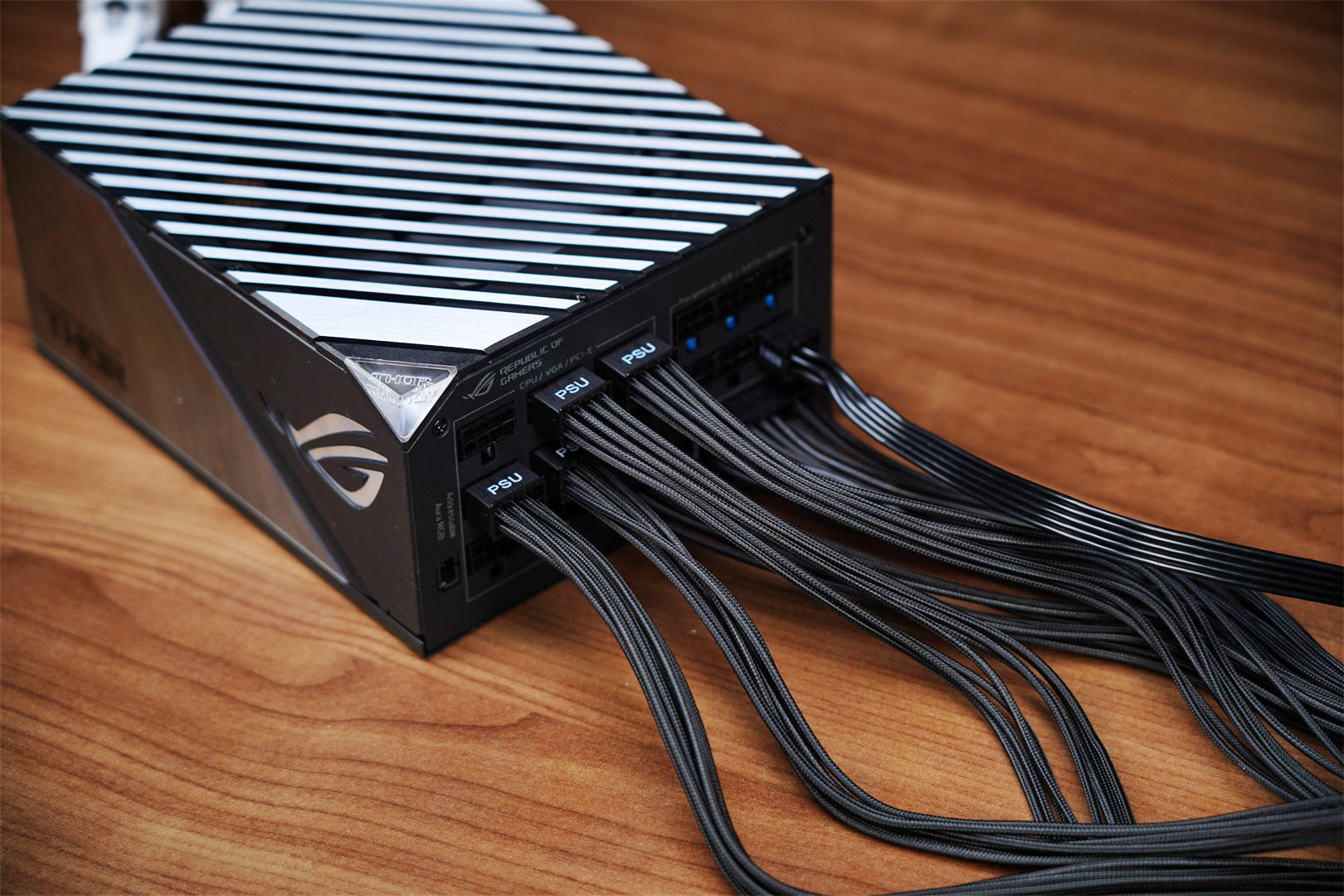 万事俱备，只等40系显卡上市，ROGTHOR1000PLATINUMII电源分享