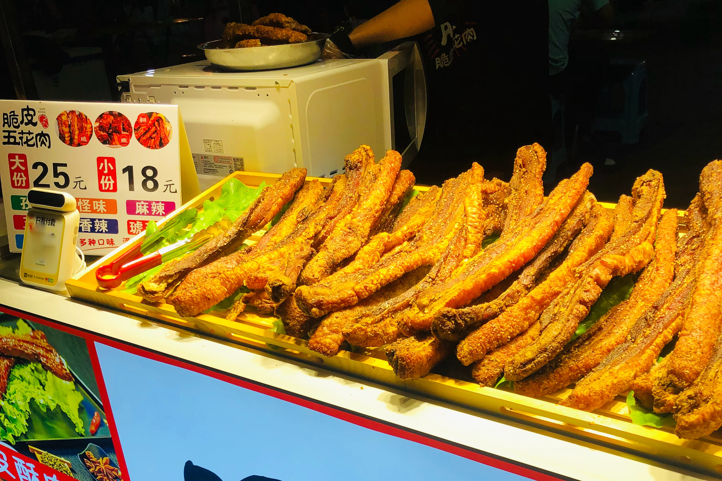 江西爷俩推车卖脆皮五花肉，出摊一星期挣500，网友：不如送外卖