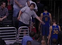 狗子看猫咪很轻松地就上去了，也学着来，结果把猫咪的窝给砸了