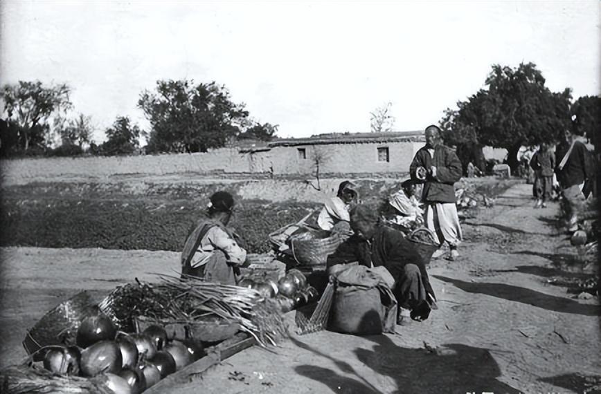 日军当着国军的面杀俘虏,日军侵华兽行