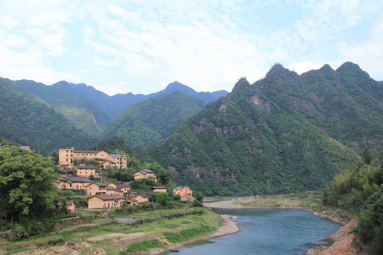 西安女子报团观光九寨沟，回到家之后发现，包里有个“百眼筛”