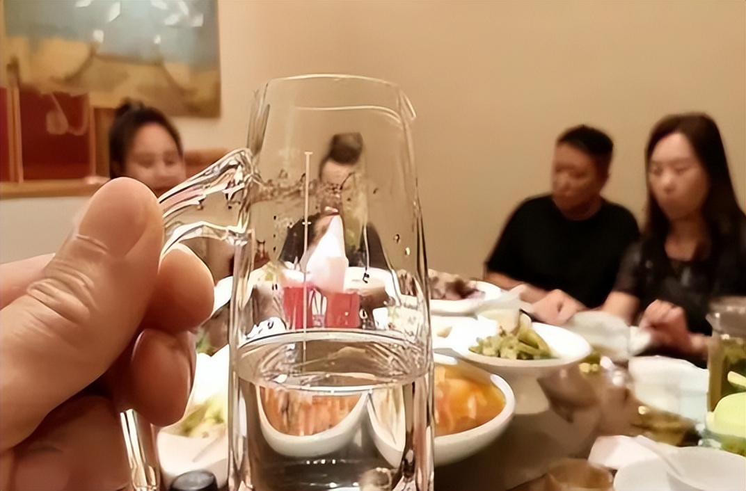 男子参加朋友婚礼随礼,男子给新婚朋友随礼20万