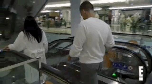 “中国百货王”挺不住了？姐姐继承家业，她靠炫富混成顶流名媛