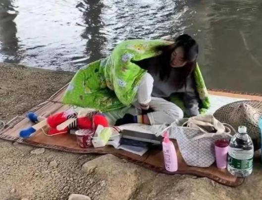 女大学生创业失败住桥底，冻得瑟瑟发抖不忘学习，被质疑“摆拍”