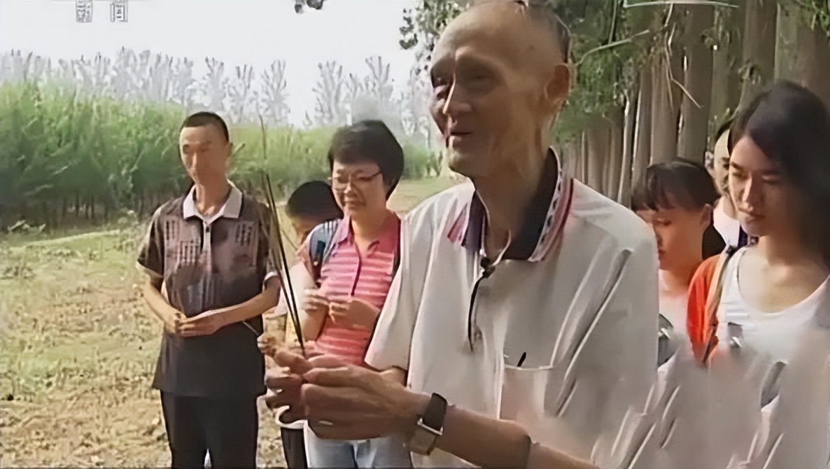 92年香港机场检测仪突然报警,安保拦住台湾律师,搜包后当即报警