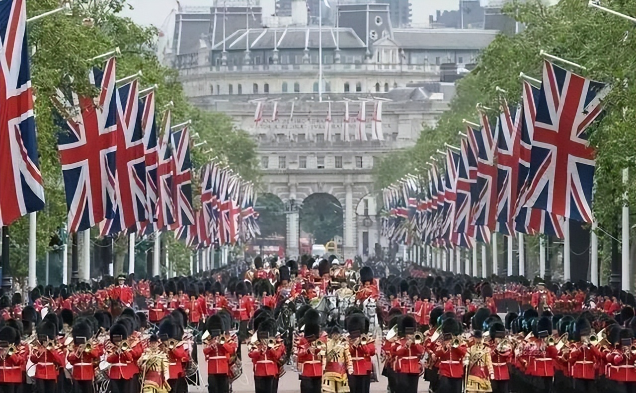 18世纪英国皇家海军大战海盗,英国皇家海军火力全开