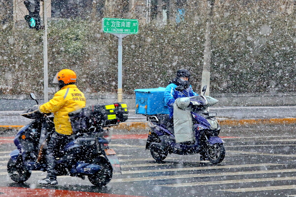 一位阳性密接外卖员一天16小时送64单，底层赚钱哪个容易？