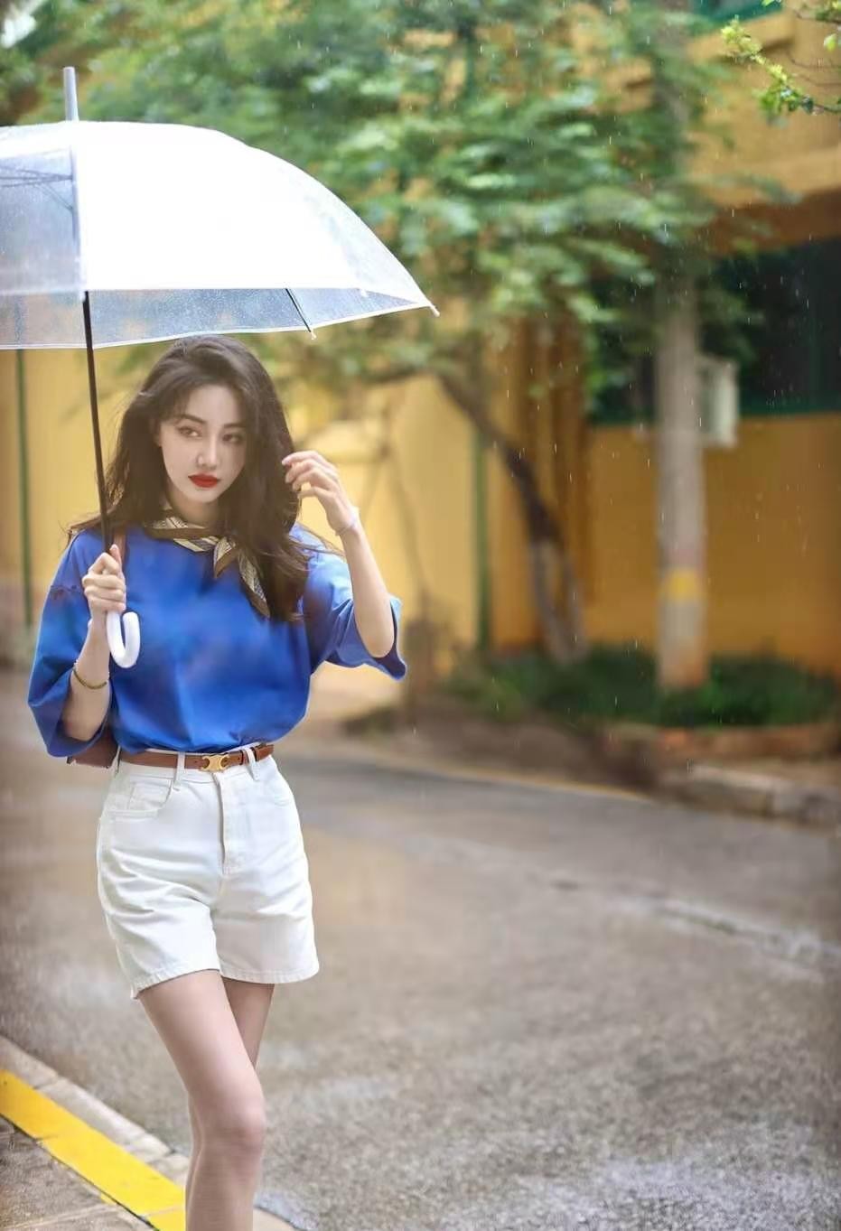 女人尽量少穿黑色衣服,女人到了中年尽量少穿这2个颜色