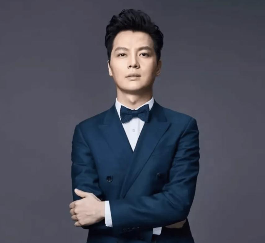 任鲁豫受伤主持节目视频,任鲁豫摔倒后复出