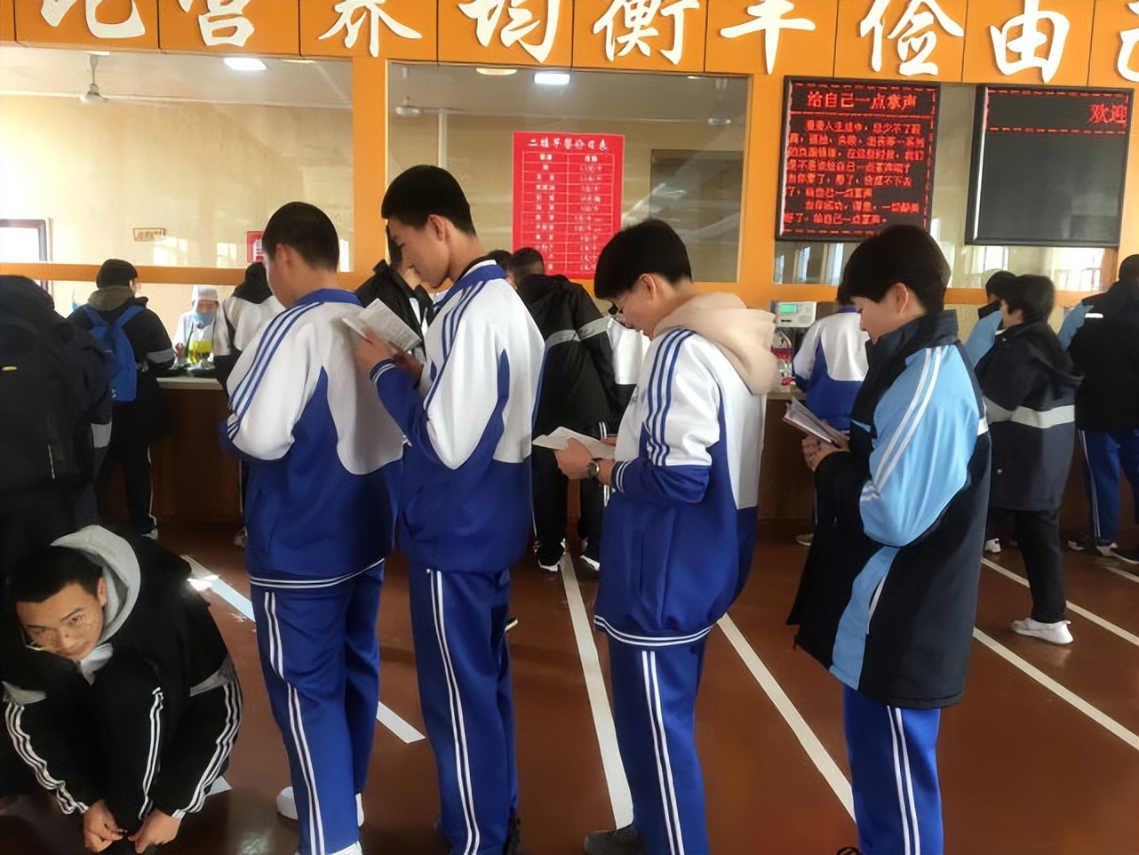 高分考生新闻刷屏，谁在乎失意者，全社会都在逼你“鸡娃”