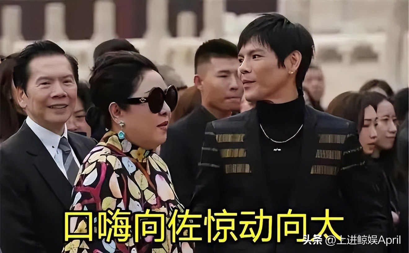 某清纯女星的“哑巴丈夫”，继被*男猛**当众掌掴后，再现剥虾名场面