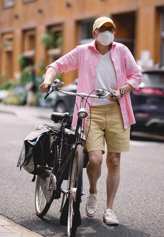 60岁大叔穿休闲鞋好还是老爹鞋好,40岁男人照样可以穿帆布鞋