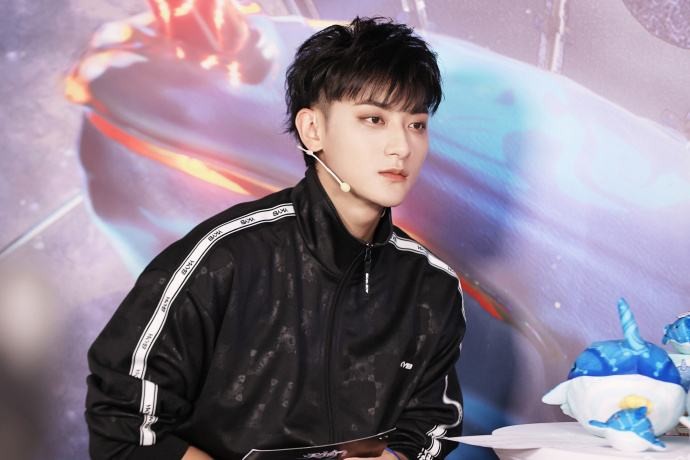 黄子韬与聋哑发小交流,黄子韬和他的聋哑朋友