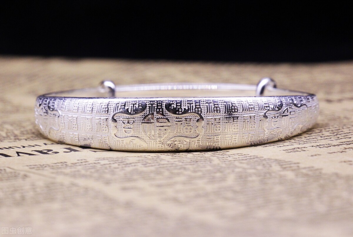 银手镯越戴越黑咋回事,银手镯戴左手排毒还是右手排毒