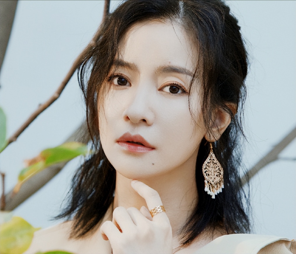 赵丽颖喝水事件恰似管中窥豹，映射多少女性“难以启齿”的秘密