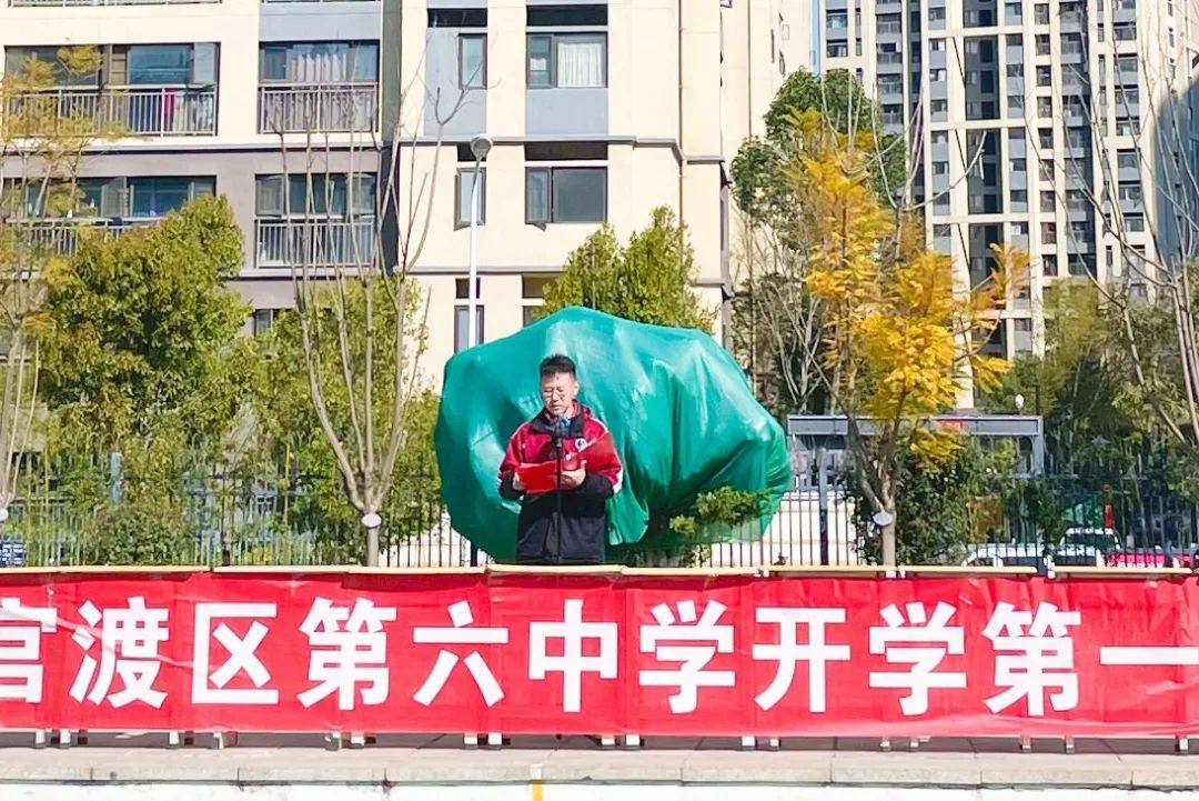 开学季校园展示打卡,开学啦冰墩墩小学生积极向上图片