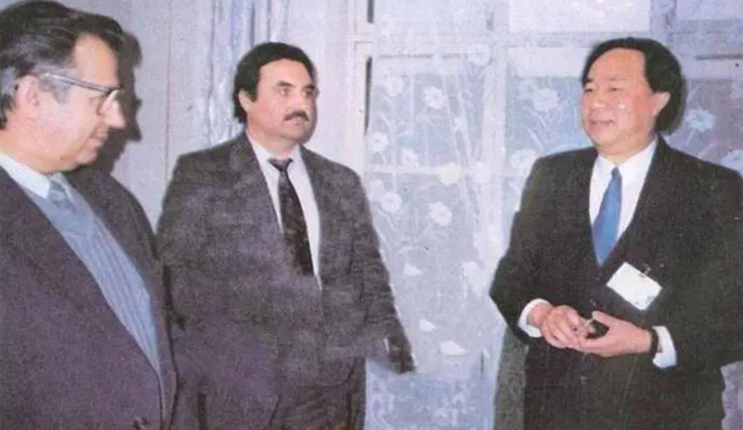 1999年“首富”牟其中入狱,妻儿远走德国,小28岁小姨子不离不弃