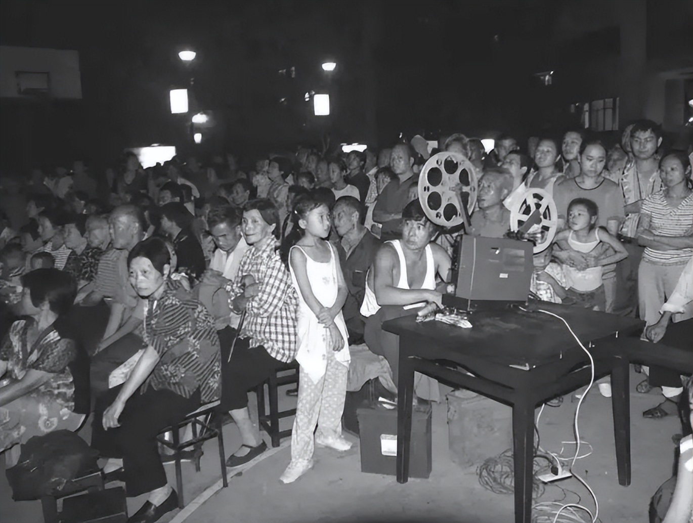 80年代农村看露天电影的震撼场面,70年代广东农村放映电影老照片