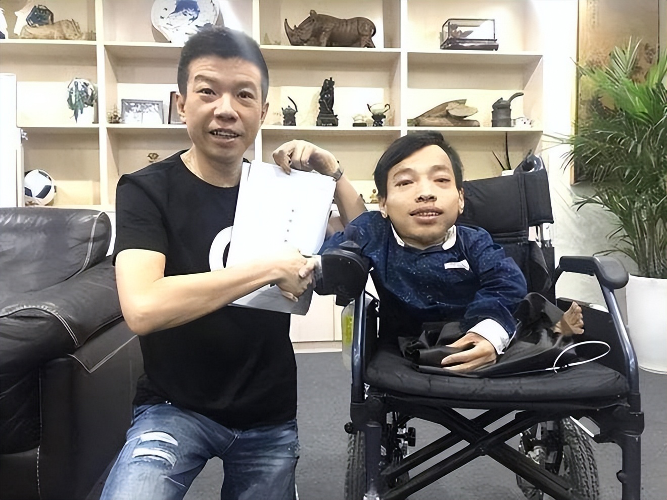 “袖珍总裁”身高90厘米，16岁创业资产高达3亿，娶美女秘书为妻