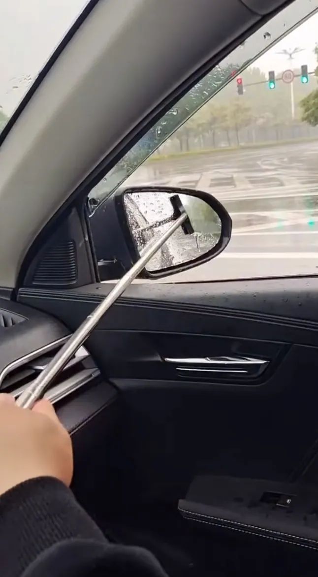 神回复：​当梅西给你签名时笔却没水了，文具店老板是要出意外了。