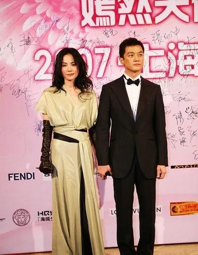 谢霆锋和王菲高调秀恩爱,王菲谢霆锋机场秀恩爱视频