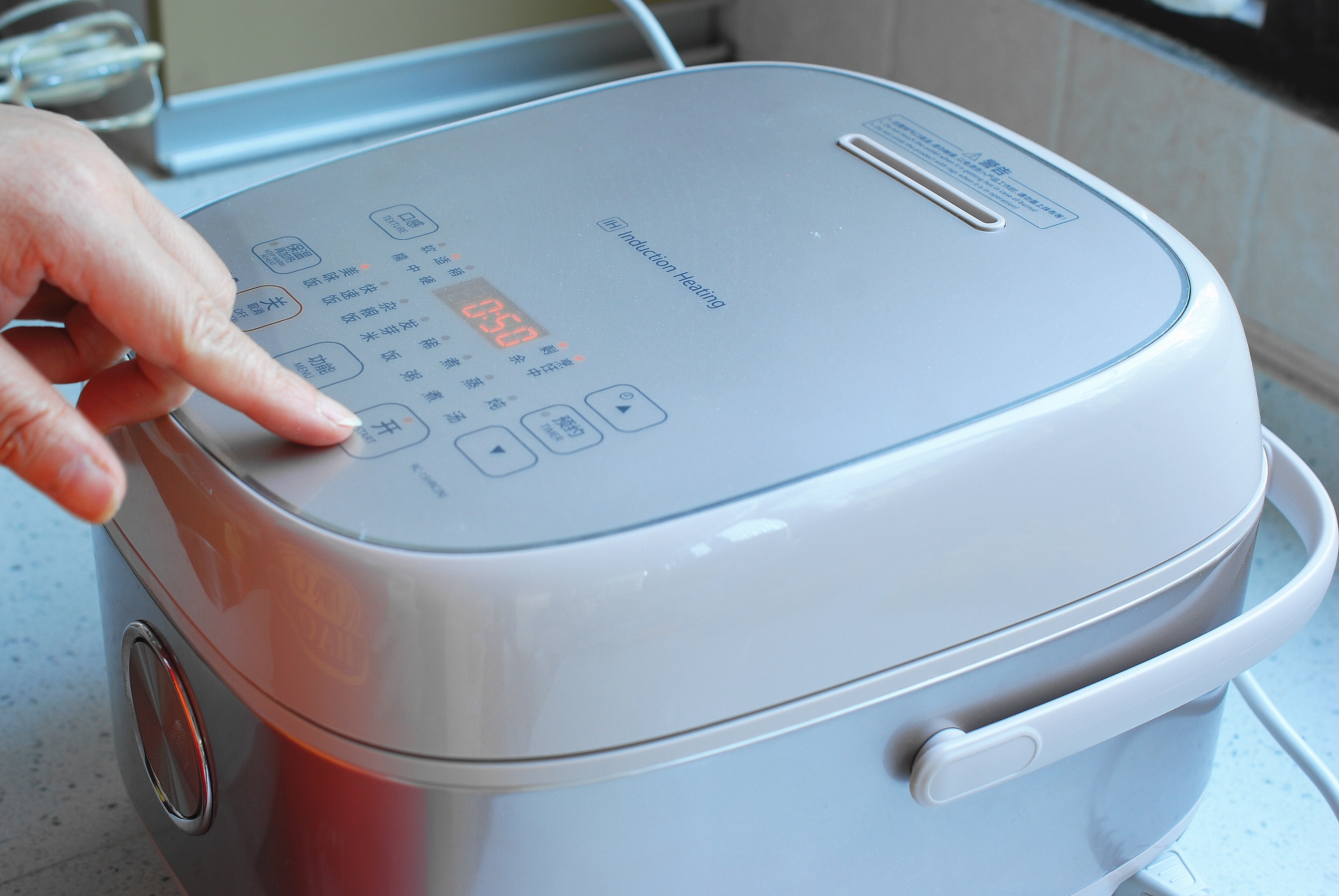 不用分蛋打发的纸杯蛋糕,不需要打发只用鸡蛋的电饭煲蛋糕