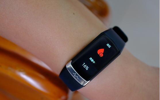 给老年人推荐哪一款智能手环好,适合老年人戴的智能手环