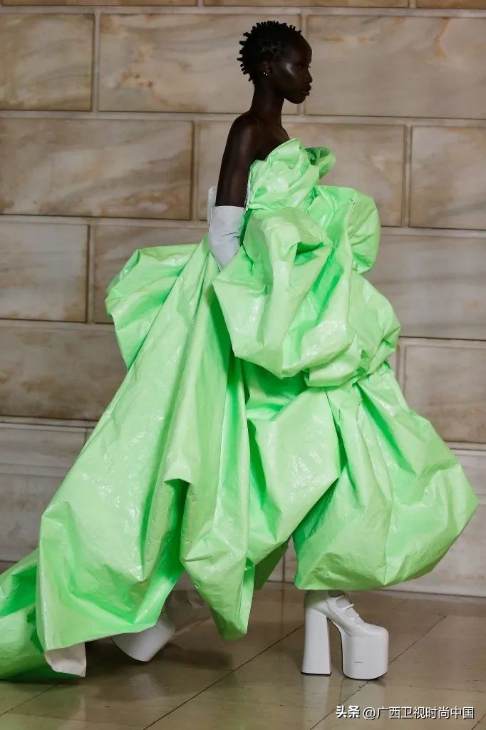 那些秀场上的“丑”鞋子