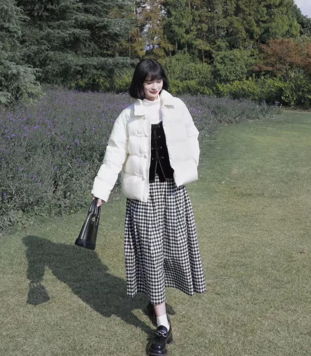 浅蓝色羽绒服怎样搭配黑色半身裙,短款白色羽绒服的最佳搭配半身裙