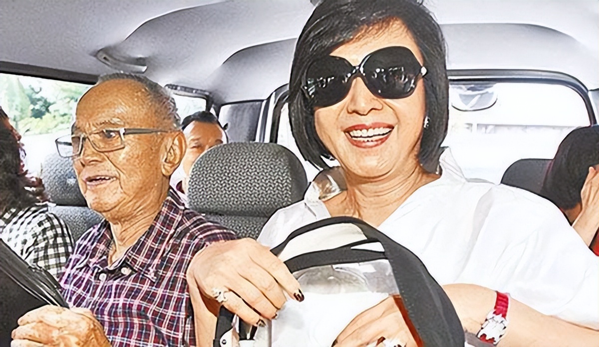 侯佩岑周杰伦见父母全家福,侯佩岑庆祝结婚11周年