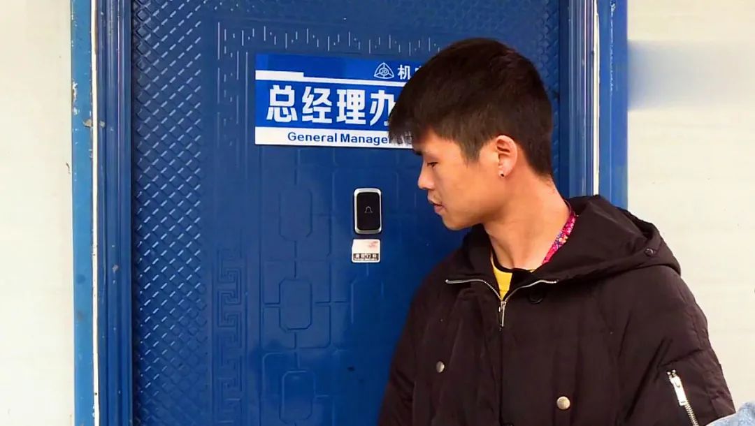 刚去驾校做教练一个月工资,两小伙到驾校当教练倒贴一万多