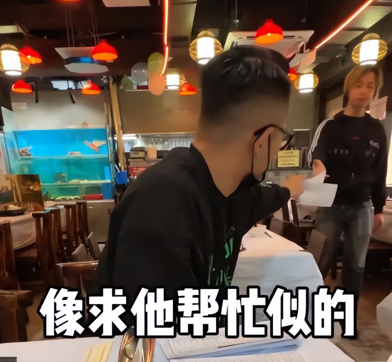 内地游客在香港街头吃饭,香港本地人评价大陆游客