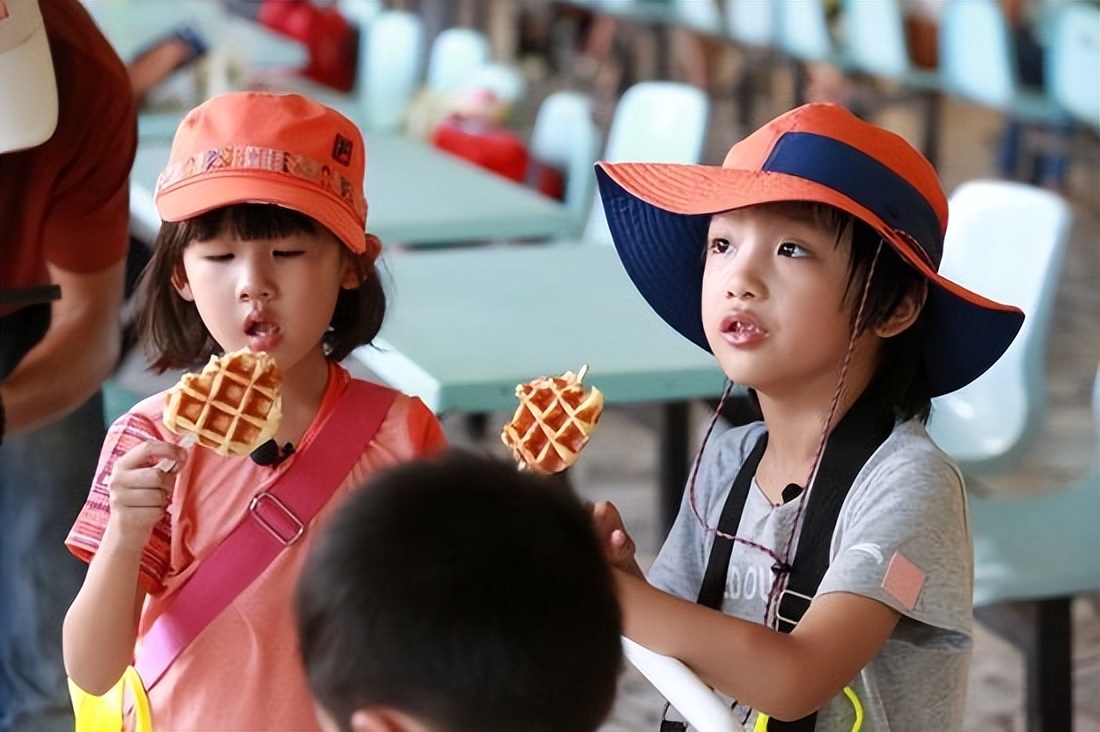 陆毅带孩子国外家庭吃饭,陆毅带小孩
