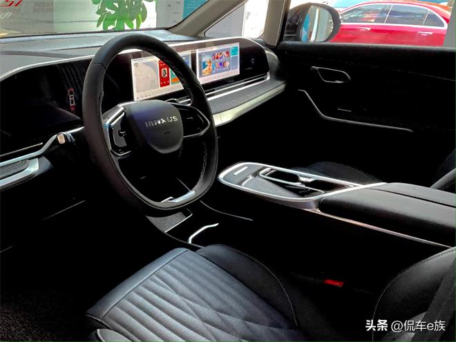 在超超超大的大通MIFA9里自拍，出片率超高