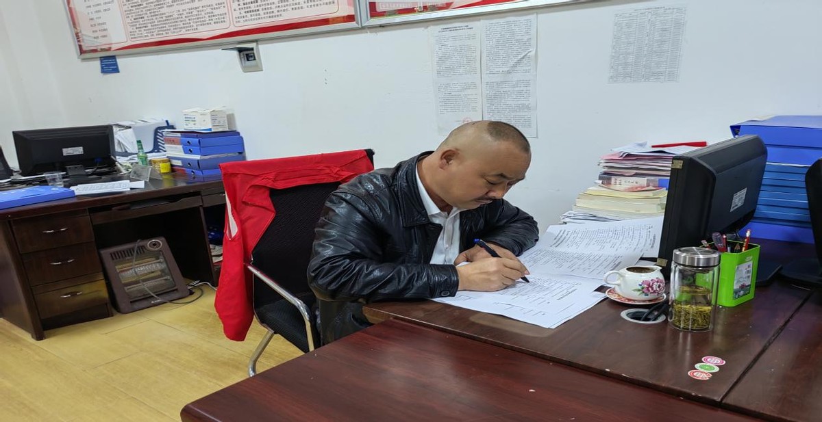 脚踏实地建家园的“铁哥”——石泉县中池镇人大代表陈柳