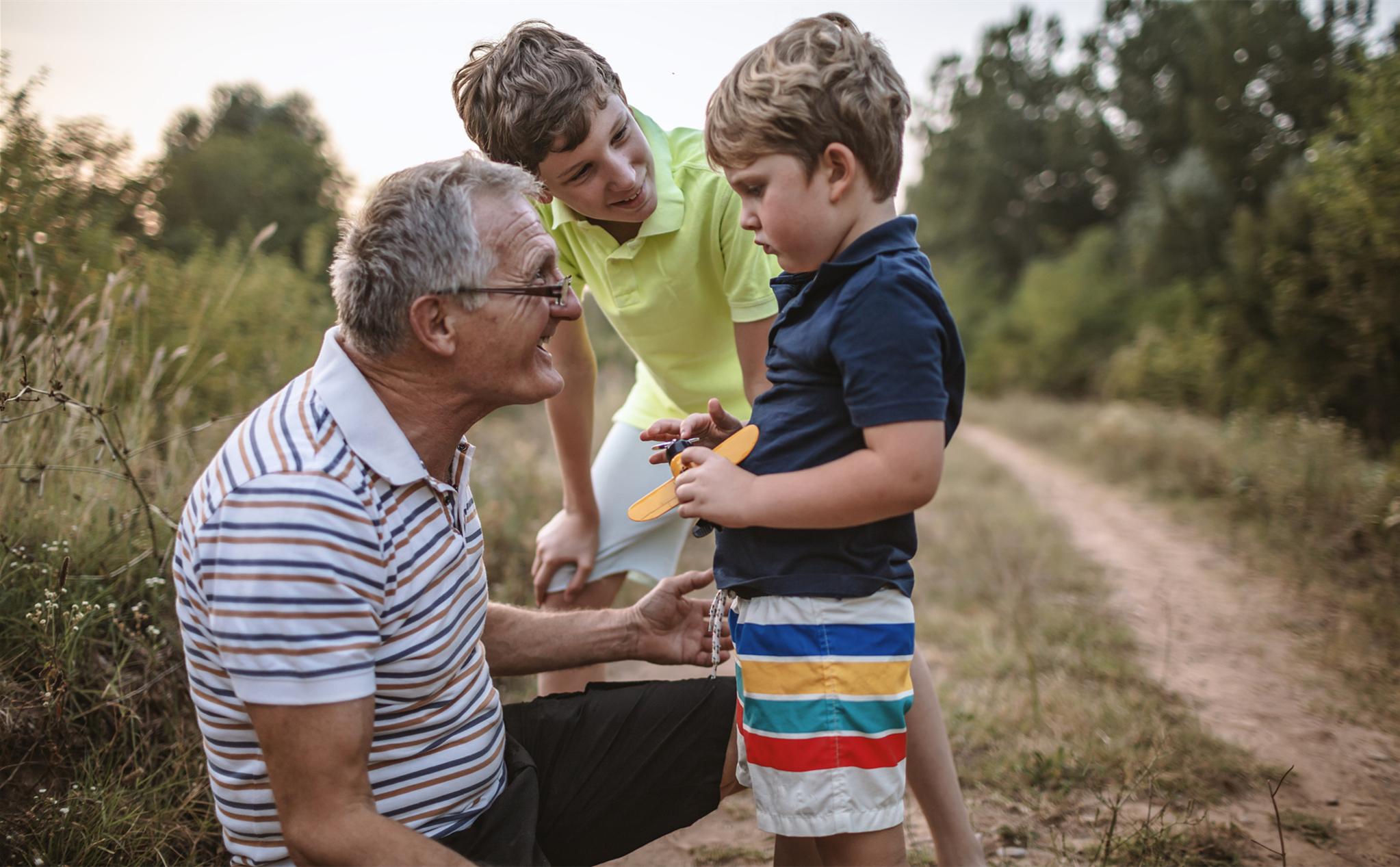 女儿向爸爸吐口水,6岁女儿被小朋友吐口水不敢吱声