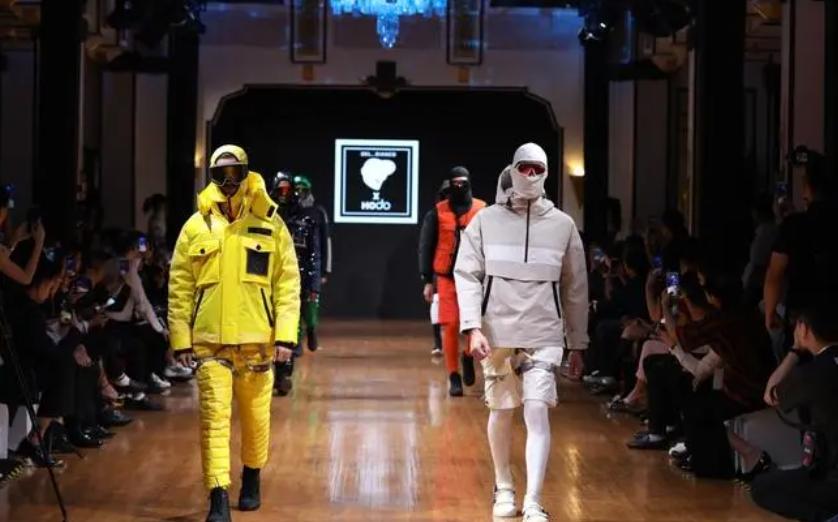 西服大变身！这个国民男装，谁给它的自信？