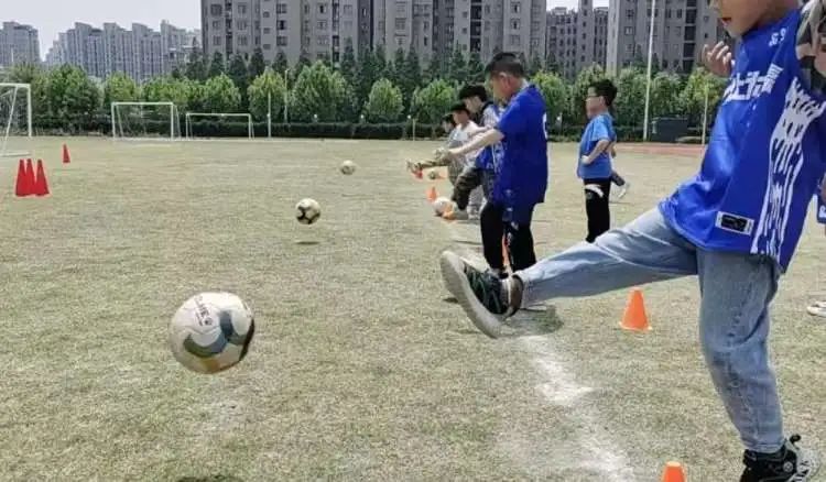 足球点燃梦想激情挥洒青春,小学校长杯足球赛的精彩瞬间