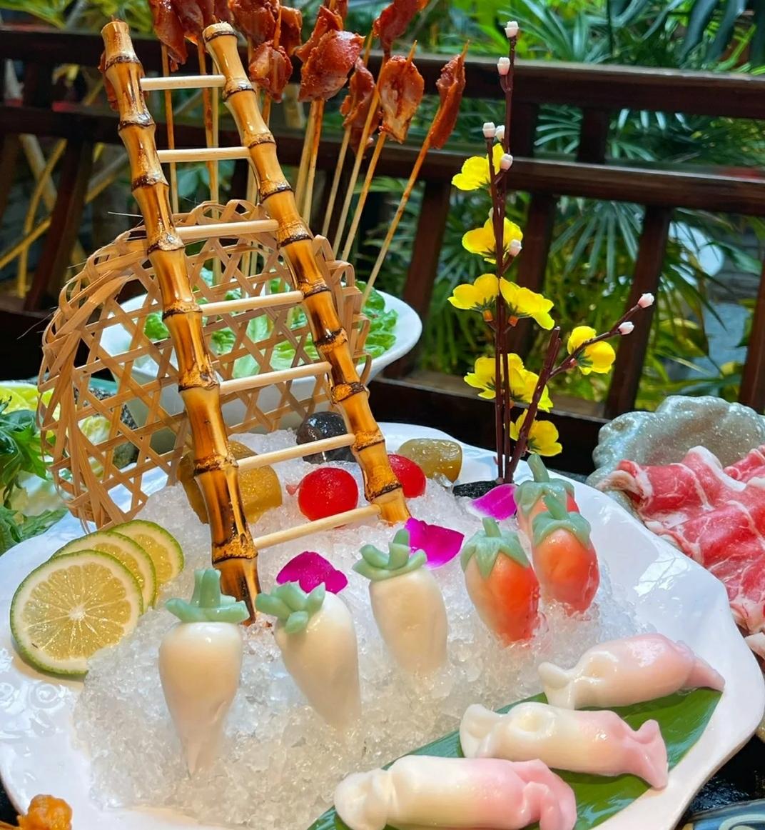 拇指包、太阳蛋、铁盒冰粉......半个川渝火锅圈都在卖