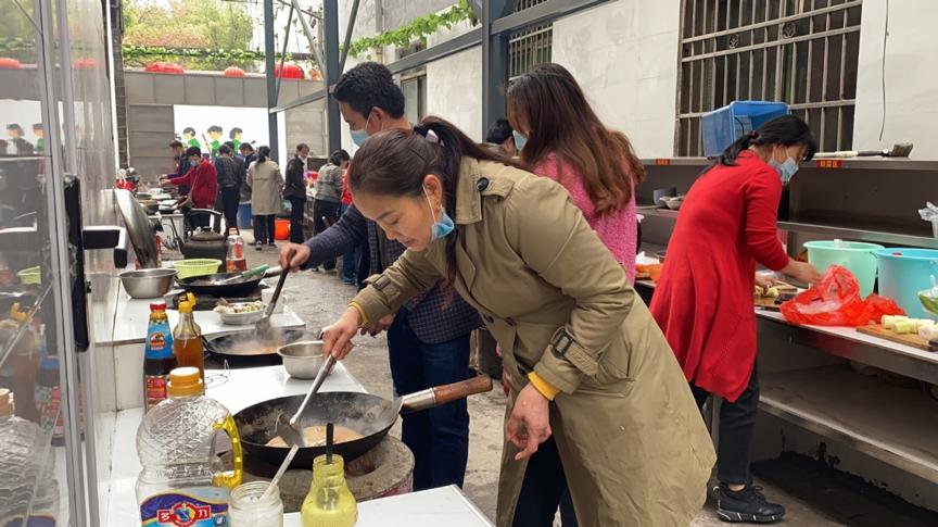 他们是癌症病人家属，每天去“1元厨房”做饭，称：那里从不打烊