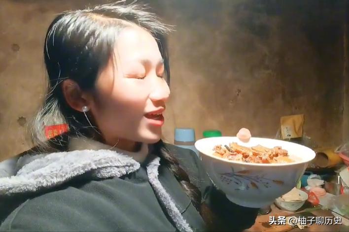 90后越南女孩从小父母离异，二婚嫁到中国云南农村，坚强独自带娃