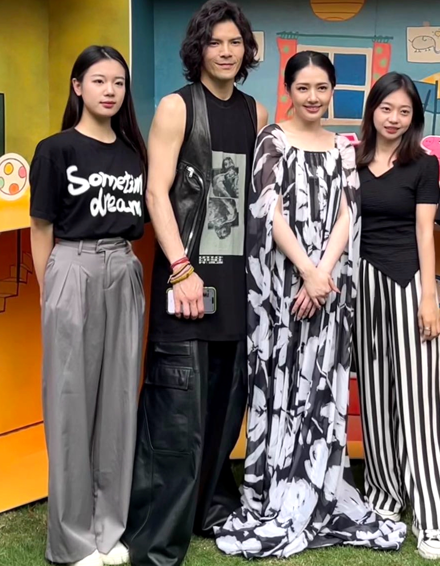 向佐和郭碧婷一家四口合影,向佐郭碧婷夫妇分享儿子周岁宴