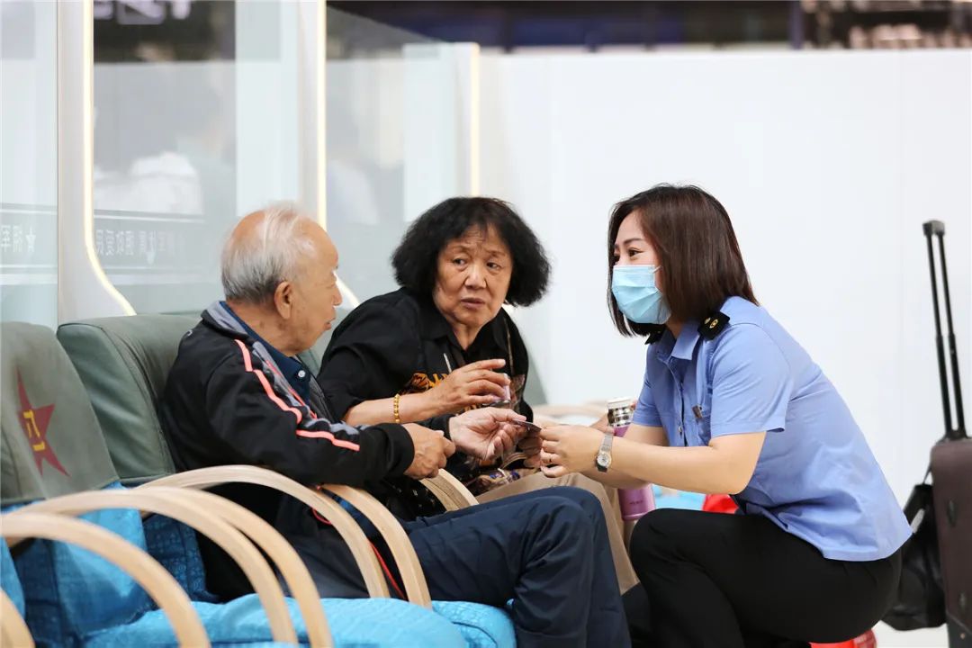 “老年旅客乘火车攻略”拍了拍你,快为爸妈收藏!